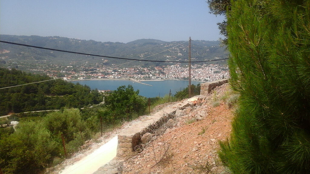 Μαγευτική θέα πάνω από την πόλη της Σκοπέλου